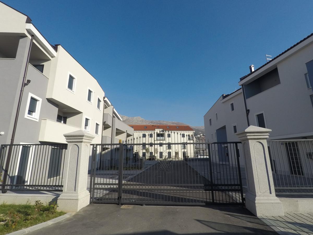 Luxury 3 Bed Apartment, Large Terrace, Pool, Close To And Split! Apartma