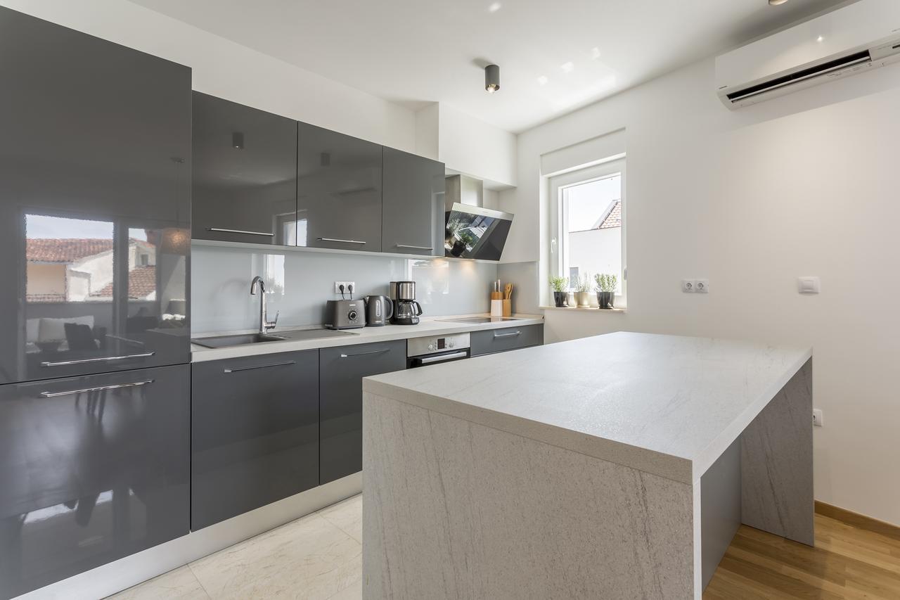 Luxury 3 Bed Apartment, Large Terrace, Pool, Close To And Split! Apartment