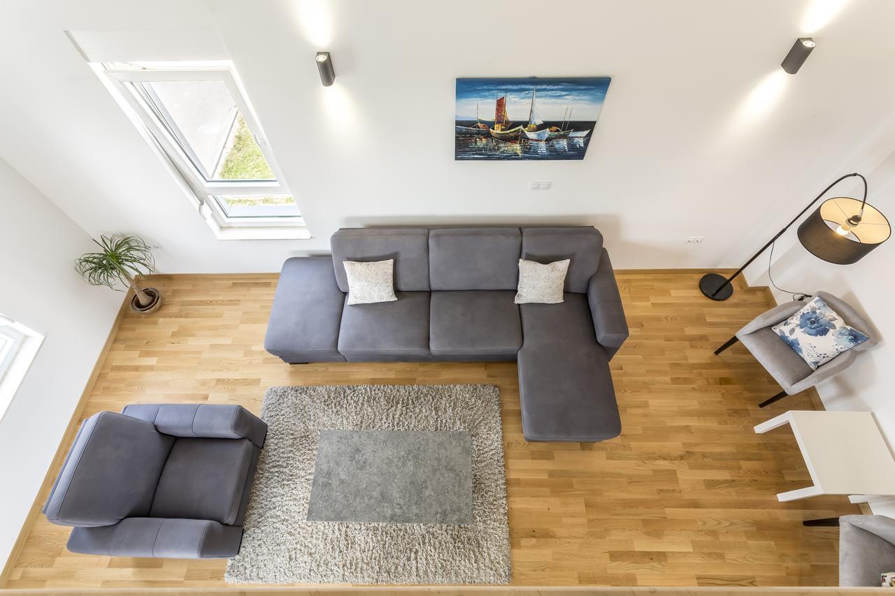 Luxury 3 Bed Apartment, Large Terrace, Pool, Close To And Split! Apartment