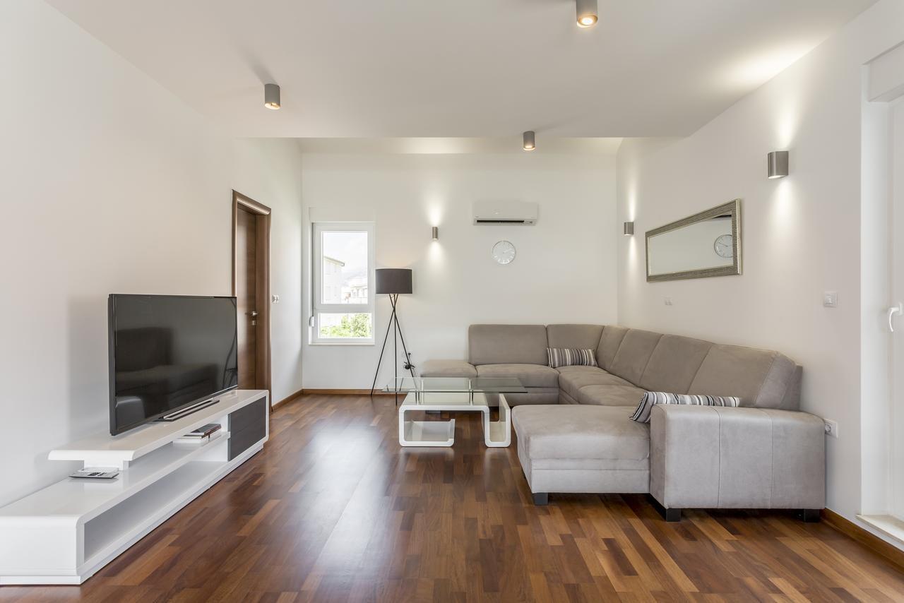 Luxury 3 Bed Apartment, Large Terrace, Pool, Close To And Split! *
