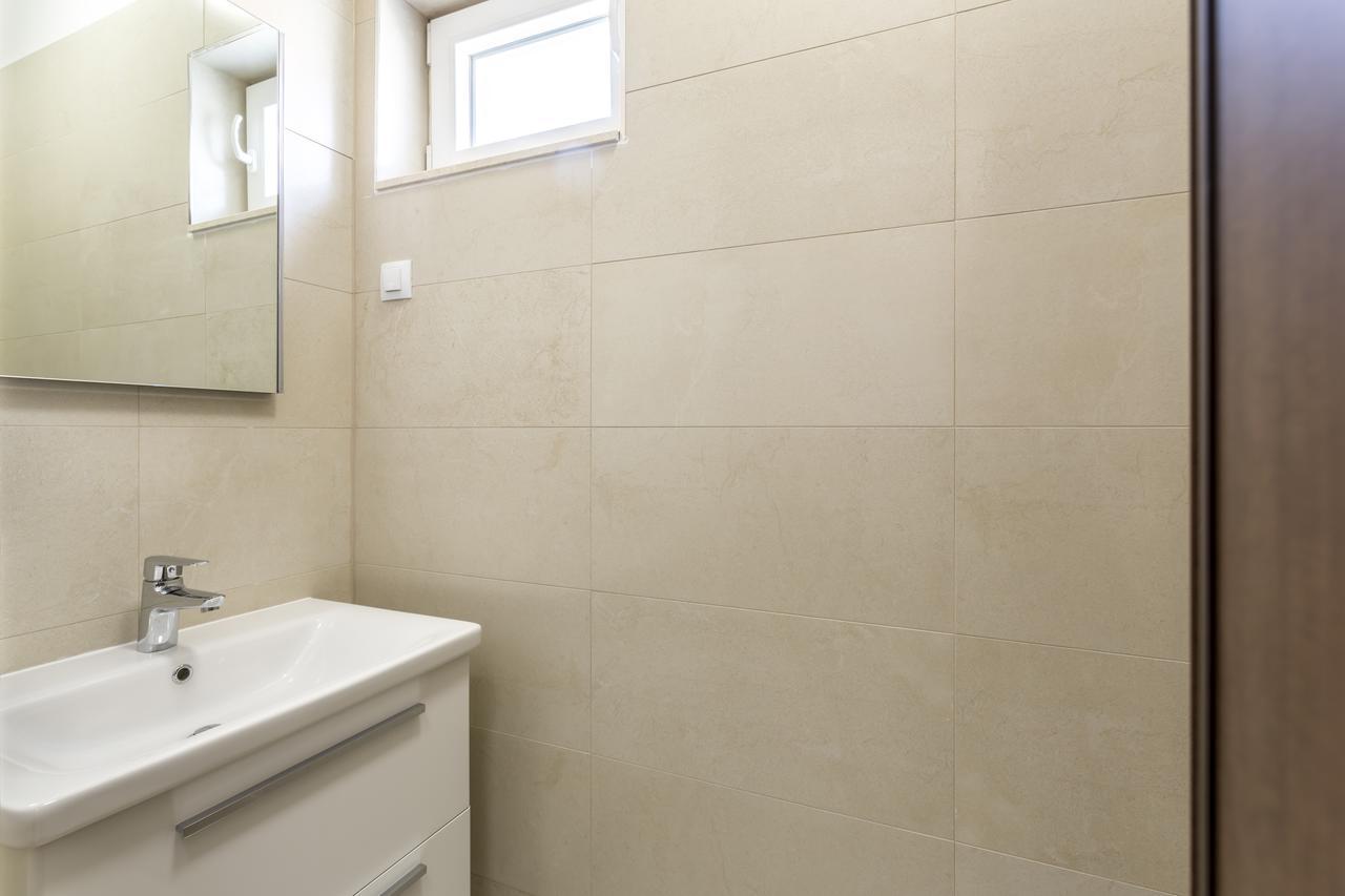 Luxury 3 Bed Apartment, Large Terrace, Pool, Close To And Split! *