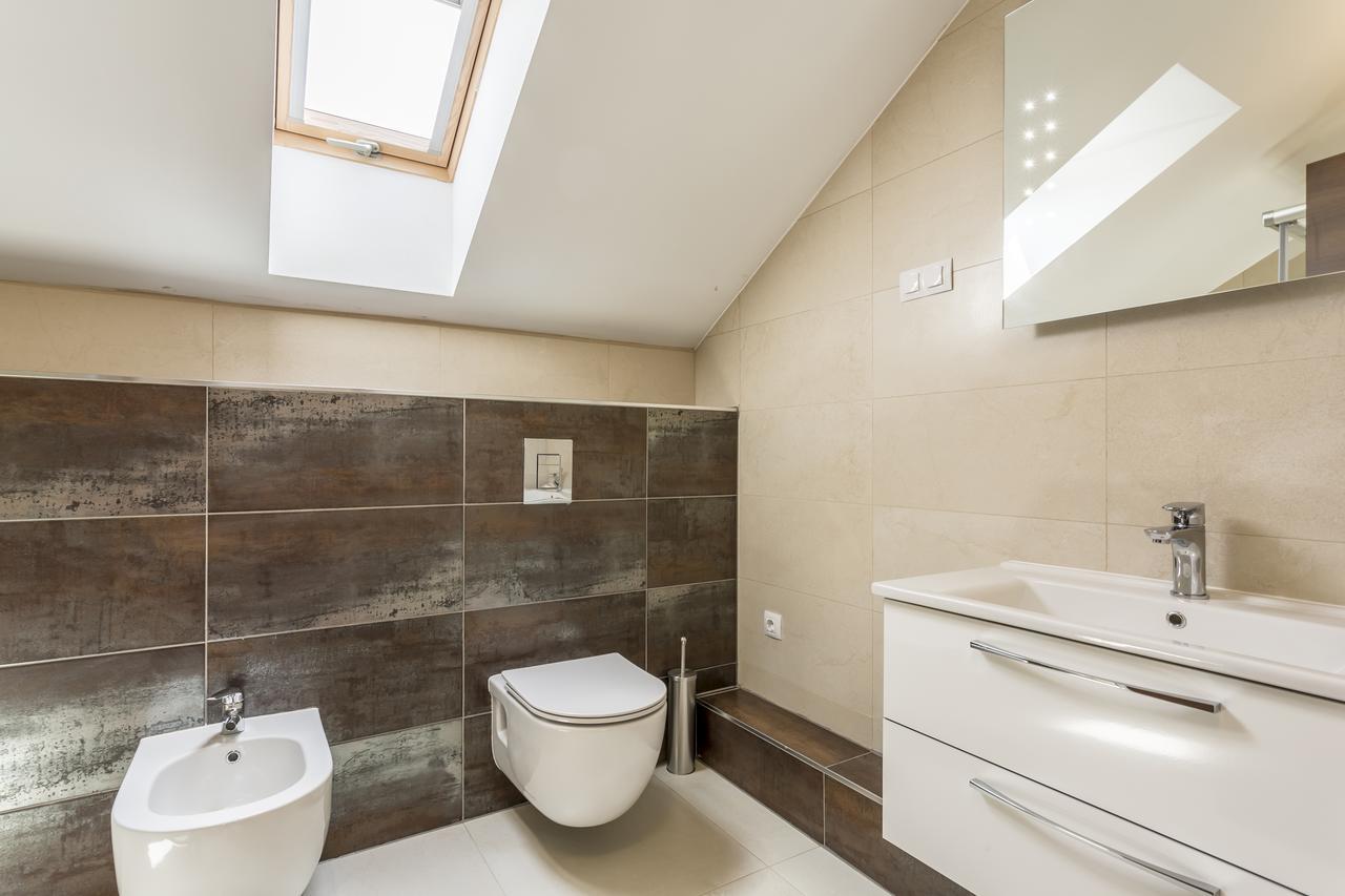 Luxury 3 Bed Apartment, Large Terrace, Pool, Close To And Split!