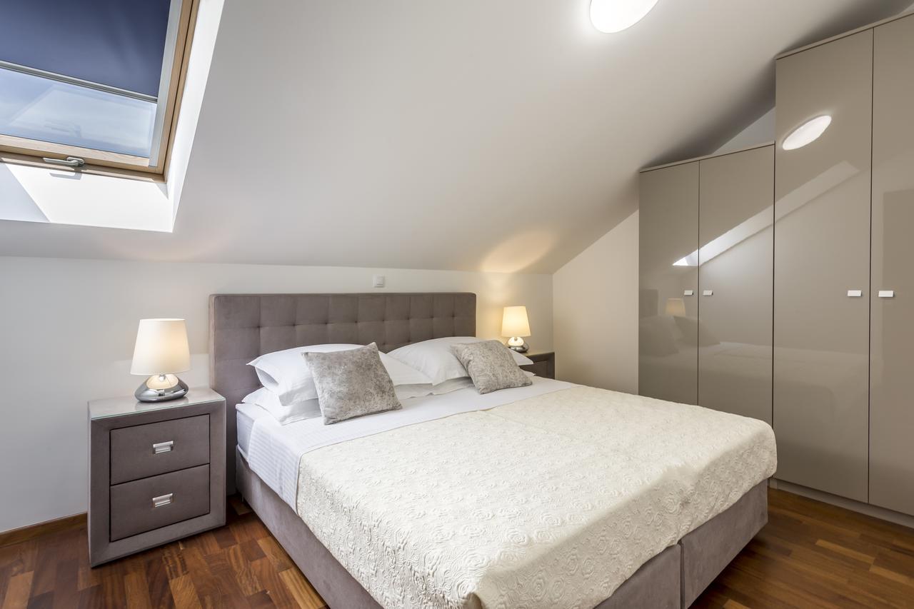 Luxury 3 Bed Apartment, Large Terrace, Pool, Close To And Split!