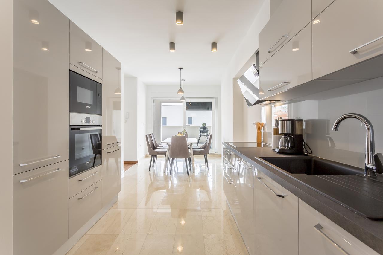 Apartment Luxury 3 Bed Apartment, Large Terrace, Pool, Close To And Split!