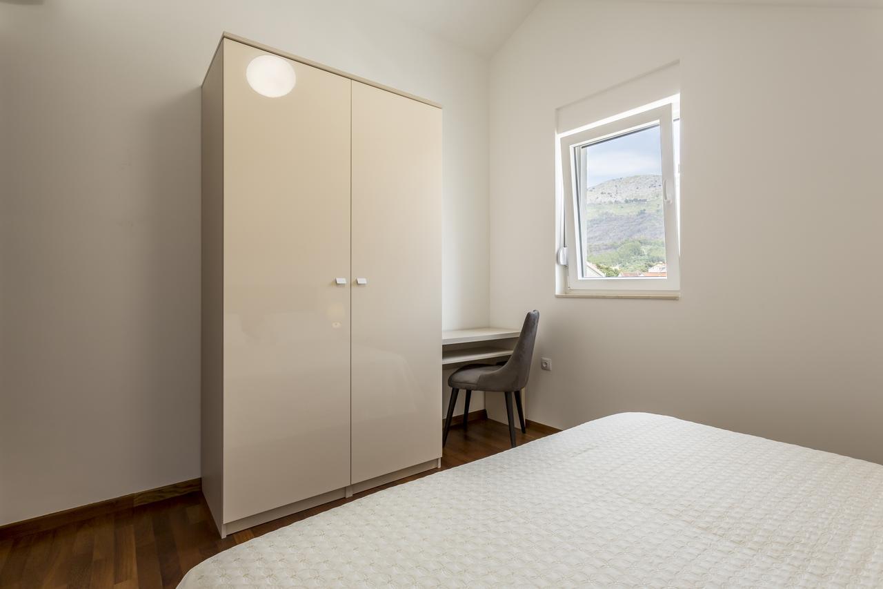 Apartment Luxury 3 Bed Apartment, Large Terrace, Pool, Close To And Split! *